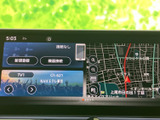 鮮やかなディスプレイが、ドライブをより快適にします。ラジオや音楽、地図表示など、多彩な情報をまとめて表示できます。使いやすさも追及されています。
