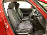 広い足元にゆったり座れるシートは長距離の運転でも疲れにくいシートです。女性でも運転がしやすいようにシートの高さ調整機能(シートリフター)がついています。