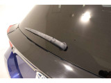 雨天時、後方の視界を見やすくするリヤワイパー。