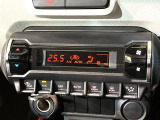 【オートエアコン】一度お好みの温度に設定すれば、車内の温度を検知し風量や温度を自動で調整。暑い&hellip;寒い&hellip;と何度もスイッチ操作をする必要はありません。快適な車内空間には必須の機能ですね♪