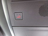 エアバッグ作動時や後突時、もしくは車内のSOSボタンを押した際に緊急通報オペレーターに連携し、救急・警察を手配します。更にオペレーターにも連携、お客様のご要望に応じてロードサービスの手配を行います。