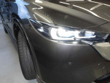 【アダプティブLEDヘッドライト】夜間走行時に先行車や対向車の状況をクルマが判断。ヘッドランプの照射範囲や明るさを自動的に変化させます。