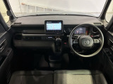 使いやすいレイアウトのダッシュボード周辺です。オートエアコンや小物入れなど嬉しい装備が満載です。