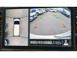 アラウンドビューモニターです。4つのカメラからの映像を合成・処理することで空から見下ろすような視点で周囲を確認でき、駐車時のクルマの位置確認がスムーズになります。