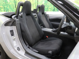 運転席まわりには十分なスペースがあり、大柄な方でもゆったり運転していただける環境です。