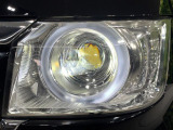 【LEDヘッドライト】悪天候や夜間走行時も良好な視界を確保し安心して運転できる高輝度LEDヘッドライトを装備!点灯速度が早く、消費電力も抑えられています。