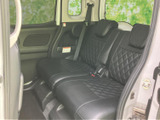 運転席からの視界は良好で、運転操作もスムーズに行えます。快適なドライブをサポートする、機能的な空間です。