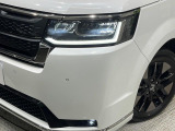 【LEDヘッドライト】悪天候や夜間走行時も良好な視界を確保し安心して運転できる高輝度LEDヘッドライトを装備!点灯速度が早く、消費電力も抑えられています。