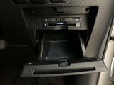 ETC2.0車載器はこちらの小物入れの上段にございます。