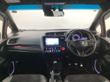 【前方視界】開放的な前方視界!運転がしやすく疲れにくいです♪窓が大きく、見通しがとっても良いおクルマですよ♪