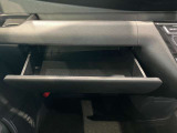 車検証入れになどにも使える便利な収納BOXあります。