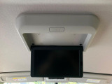 【フリップダウンモニター】大画面モニターで後席でもエンタメをお楽しみいただけます。小さなお子様にも大人気の装備です♪
