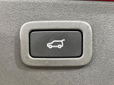 電動リアゲートは、ボタンやリモコンでバックドアを自動開閉できる機能です。楽に開閉でき、ゲートが開く高さの記憶や安全のための挟み込み防止機能も備えています。