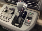 インパネシフトを採用しているので、前席の足元も広々としています。運転席と助手席の行き来もスムーズです!
