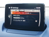 こちらのお車には先進安全装備が多数搭載されています。衝突被害を回避あるいは軽減するためのブレーキや、後方死角からの接近警報、車線逸脱を防止する警報装置など、詳しくはスタッフまでお尋ねください。