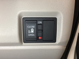 左側電動スライドドアは運転席からでも操作ができるように、ハンドル付近に開閉の操作スイッチが付いています。