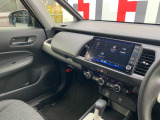 助手席周辺はこのようになっております。運転手だけでなく助手席に一緒に乗られる方も広々と快適にお乗り頂けるような設計です!各種装備を次の写真からご案内いたしますのでご覧ください。