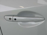 アドバンストキーを携帯していればドアのアウターハンドルの黒いリクエストスイッチにワンタッチするだけでドアの開錠/施錠ができます。お荷物等で両手がふさがっている時や雨天時に大変役立ちます★☆★☆