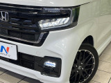 【LEDヘッドライト】悪天候や夜間走行時も良好な視界を確保し安心して運転できる高輝度LEDヘッドライトを装備!点灯速度が早く、消費電力も抑えられています。