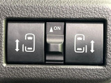 【両側パワースライドドア】スマートキーや運転席のスイッチで後席両側スライドドアの開閉が可能♪電動だから力を入れてドアを開ける必要が無く、小さなお子様でも簡単に開け閉めでき快適です♪
