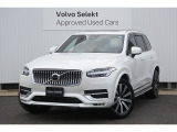 北欧らしさあふれる知的な美を形にしたラグジュアリーSUV、XC90。大胆でありながらもエレガントなスタイリングは、見る人の目に磨き上げられた強さを深く印象づけます。