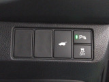 パワーテールゲートの開閉、横滑りを防ぐVSA等のスイッチ類は運転席の右側、手の届きやすい位置にあります。