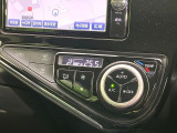 【オートエアコン】一度お好みの温度に設定すれば、車内の温度を検知し風量や温度を自動で調整。暑い&hellip;寒い&hellip;と何度もスイッチ操作をする必要はありません。快適な車内空間には必須の機能ですね♪