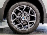 BMWの純正アロイホイールは軽量かつ強度にも優れているホイールで走行性能を引き上げる設計になっております。足元にもBMWは妥協がなくこだわっている個所になります。
