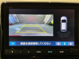 リバースギアに入れるだけで後方の表示へ切り替わります。夜間や雨の日の駐車も楽になりますよ。