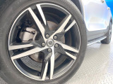 ●純正19インチアルミホイール:輸入車ならではの卓越した走りを支えるホイールと足回りです!日本車の走りに慣れている方にもぜひ体感して頂きたいほど、高いレベルでまとまっています!