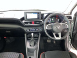 運転席周りのレイアウトをご覧ください。ナビゲーションが綺麗に装着されすっきり収まってますね!