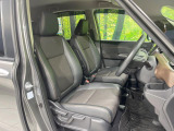 運転席まわりには十分なスペースがあり、大柄な方でもゆったり運転していただける環境です。