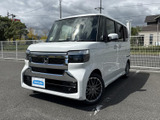 精悍なフロントマスクが印象的なスタイル。洗練されたデザインが際立ち、都会的な街並みをスタイリッシュに演出します。