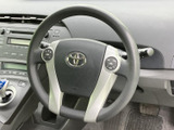 握りやすい形状のステアリングは、操作性を高め、運転の楽しさを向上させます。ステッチや素材感も上質で、ドライバーの満足度を高める仕上がりです。