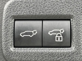 【パワーバックドア】スマートキーや運転席のボタンを押すだけでリアゲートが自動で開閉します!荷物を持っている時や、高い位置にあるバックドアを閉める際に便利な機能です♪