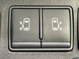 【両側パワースライドドア】スマートキーや運転席のスイッチで後席両側スライドドアの開閉が可能♪電動だから力を入れてドアを開ける必要が無く、小さなお子様でも簡単に開け閉めでき快適です♪
