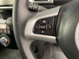 運転中、オーディオの操作をしてて、ハッとしたことはありませんか?ステアリングスイッチは、運転中でもハンドルでオーディオの操作が可能です。安全なドライブをサポートします。