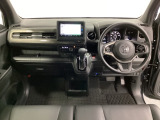 車内は光触媒抗菌消臭施工済です。スタイリッシュなデザインでスポーティなインパネ周りを演出します。グローブボックスやカップホルダーのほかにトレーなどたくさんの収納スペースが付いています。
