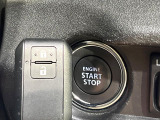 【キーレススタートシステム】カバンやポケットに入れたままでもドアの施錠・解錠が可能なスマートキーを装備。エンジンのオン・オフ時もカギを取り出す必要が無いからとっても便利です♪
