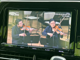 停車中にテレビや映像を楽しめるTV画面。休憩時間などに、リラックスした時間を過ごせます。長距離移動のお供に最適です。
