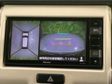 バックモニターで、狭い場所での駐車や車庫入れがラクラク。安全確認をサポートし、運転の負担を軽減します。