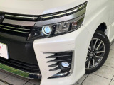 【LEDヘッドライト】悪天候や夜間走行時も良好な視界を確保し安心して運転できる高輝度LEDヘッドライトを装備!点灯速度が早く、消費電力も抑えられています。