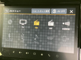多彩なソースに対応し、お好みの音楽やラジオを楽しめます。Bluetooth接続でスマートフォンとの連携も簡単。快適な車内空間を演出します。