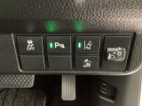 衝突の危険がある時に警告してくれる衝突軽減ブレーキ。車線を外れそうな時に警告し、ステアリング制御してくれる路外逸脱制御機能搭載!