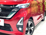 【LEDヘッドライト】悪天候や夜間走行時も良好な視界を確保し安心して運転できる高輝度LEDヘッドライトを装備!点灯速度が早く、消費電力も抑えられています。