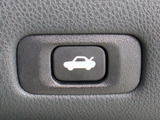 ボタン一つでトランクオープンが可能!車内から操作できる為、非常に便利な装備の一つとなります!