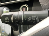 雨天時でもクリアな視界を確保。ワイパーの操作もスムーズに行え、安全な運転をサポートします。