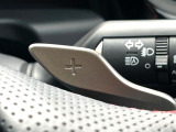 【パドルシフト】ハンドルから手を離さずに素早くシフトアップ&ダウンができるので、エンジンブレーキを使う下り坂や高速道路の合流で加速したい場面で役立ちます。