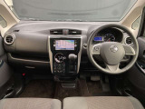 スポーティと高級感が融合した内装です。運転のし易さも、さらに室内の広さもオススメ要素ですよ!アラウンドビューモニターで運転も楽に出来て、さらにエマージェンシーブレーキまで付いていますよ!!