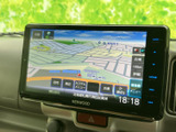 鮮明な地図表示で、目的地までスムーズに案内してくれます。渋滞情報もリアルタイムで確認できるので、時間を有効活用できます。遠出も安心です。